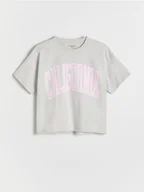 Koszulki dla dziewczynek - Reserved - Krótki t-shirt z nadrukiem - jasnoszary - miniaturka - grafika 1