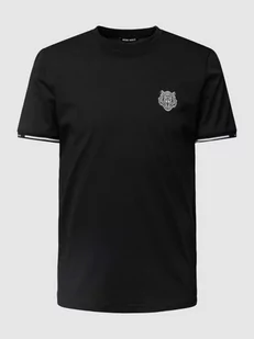 T-shirt z naszywką z motywem i paskami w kontrastowym kolorze - Koszulki męskie - miniaturka - grafika 1