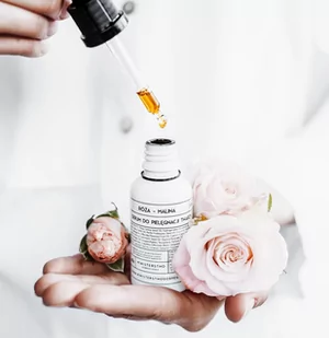 MINISTERSTWO DOBREGO MYDŁA Ministerstwo Dobrego Mydła - Serum do twarzy. Róża i malina - 30 ml - Serum do twarzy MINISTERSTWO DOBREGO MYDŁA Ministerstwo Dobrego Mydła - Serum do twarzy. Róża i malina - 30 ml - Serum do twarzy - miniaturka - grafika 1