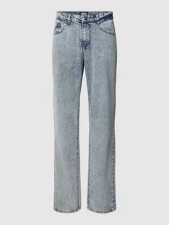 Spodnie męskie - Jeansy o luźnym kroju z naszywką z logo - grafika 1