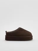 Śniegowce damskie - Reserved - Zamszowe chodaki na platformie - ciemnobrązowy - miniaturka - grafika 1