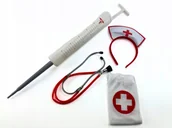 Dodatki do strojów karnawałowych - STRÓJ PIELĘGNIARKI- ZESTAW OPASKA, STRZYKAWKA, STETOSKOP, PODKOLANÓWKI - miniaturka - grafika 1