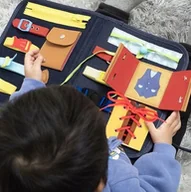 Zabawki zręcznościowe - Tablica Manipulacyjna Miękka Walizka Montessori - miniaturka - grafika 1