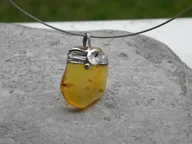 Naszyjniki - Surowy bursztyn - pojedynczy akcent - miniaturka - grafika 1
