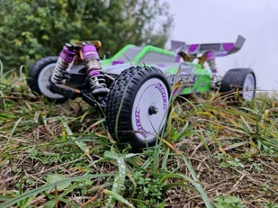 Samochód zdalnie sterowny na pilota RC WLToys 104002 1:10 4WD 2,4Ghz - Zabawki zdalnie sterowane - miniaturka - grafika 6