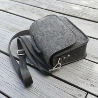 Torebki damskie - Mała klasyczna torebka listonoszka filcowa z klapką - grafitowa - miniaturka - grafika 1