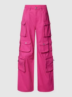 Spodnie damskie - Jeansy z kieszeniami cargo - grafika 1