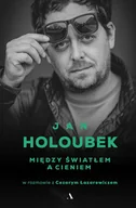 Biografie i autobiografie - Między światłem a cieniem - Cezary Łazarewicz, Jan Holoubek - książka - miniaturka - grafika 1