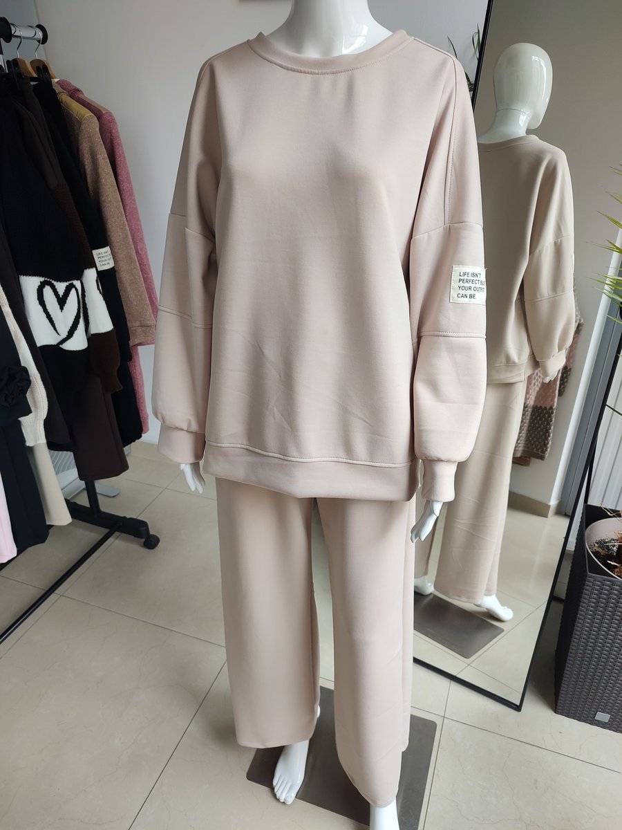 Masełkowy dres oversize z naszywką - beżowy One size