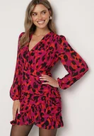 Sukienki - Czerwona Panterkowa Kopertowa Sukienka Ozdobiona Marszczeniem i Falbaną Valentica - miniaturka - grafika 1