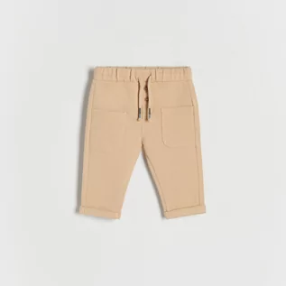 Spodnie i spodenki dla chłopców - Reserved - Dzianinowe spodnie z kieszeniami - Beżowy - grafika 1