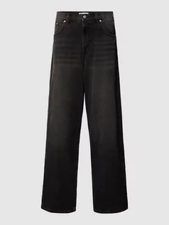 Spodnie męskie - Jeansy z szerokimi nogawkami i 5 kieszeniami - grafika 1