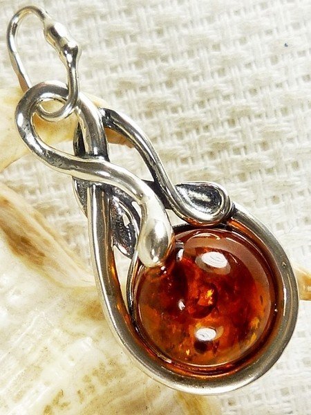 Wisiorek srebrny z bursztynem 618-45