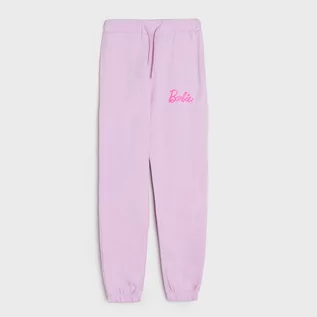 Spodnie i spodenki dla dziewczynek - Sinsay - Spodnie dresowe jogger Barbie - Fioletowy - grafika 1