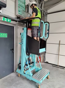 Podnośnik osobowy (udźwig: 140 kg, wymiary platformy: 48x69 cm, maks. wysokość robocza: 482 cm) 00081565 - Wózki magazynowe - miniaturka - grafika 12