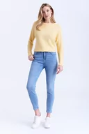 Spodnie damskie - Jasnoniebieskie jeansy o dopasowanym fasonie - Greenpoint - miniaturka - grafika 1