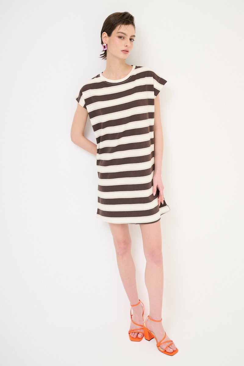 Prosta Sukienka Oversize W Paski - Czekoladowy S/M