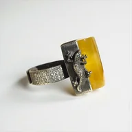 Pierścionki - Pierścionek srebrny z jaszczurkami i bursztynem bałtyckim - miniaturka - grafika 1