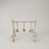 Zabawki sensoryczne - Stojaczek edukacyjny Baby Gym z zawieszkami muślin karmel WIKLINOPOL - miniaturka - grafika 1