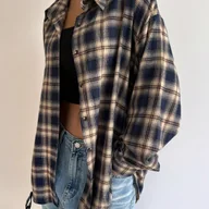 Koszule damskie - TEMU Elegancka damska koszula w kratę z kołnierzykiem - bluzka zapinana na guziki z długim rękawem i kieszenią na piersi, luźny krój, wzór tartan w - miniaturka - grafika 1