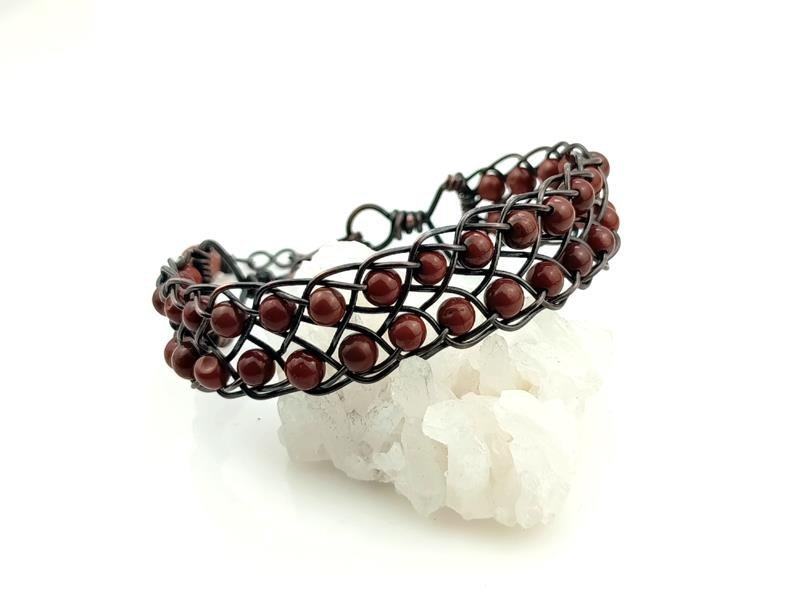 Bransoletka miedziana z jaspisem czerwonym, splot Kumihimo, obwód 15.5 cm plus 2 cm, waga 14 gram, rękodzieło