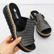 Klapki i japonki damskie - Skórzane klapki damskie na koturnie plecione czarne Rieker V7953-00 - miniaturka - grafika 1