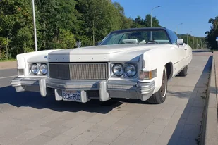 Jazda Cadillac Eldorado z 1974r ulicami miast - Czasopisma - miniaturka - grafika 1