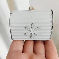 Bombki - Zawieszka metalowa, skrzynka h6cm - biały - miniaturka - grafika 1