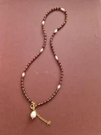 Naszyjniki - Naszyjnik z bordowych granatów i naturalnych pereł - miniaturka - grafika 1