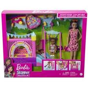 Lalki dla dziewczynek - Lalka Barbie Skipper Opiekunka Dmuchany zamek HHB67 - miniaturka - grafika 1