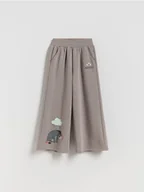 Spodnie i spodenki dla dziewczynek - Reserved - Dzianinowe spodnie Kubuś Puchatek - ciemnoszary - miniaturka - grafika 1