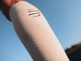 COMPRESSPORT Opaski kompresyjne na łydki R2V3 OXYGEN white - Pozostały sprzęt i akcesoria do ćwiczeń - miniaturka - grafika 5