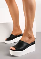 Klapki i japonki damskie - Czarne Klapki na Koturnie i Platformie z Gładkiej Ekoskóry Navrume - miniaturka - grafika 1