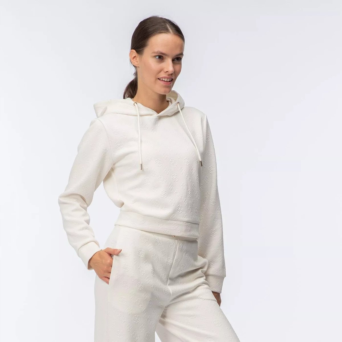 GUESS KREMOWA BLUZA DAMSKA Z KAPTUREM Z TŁOCZONYM WZOREM M 1GŁA