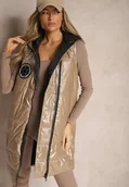 Kamizelki damskie - Ciemnobeżowa Długa Kamizelka Pikowana z Naszywką i Kapturem Mevianis - miniaturka - grafika 1