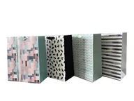 Opakowania i torebki na prezenty - incood. Torba prezentowa 18x23cm Pasy, Piksele mix - miniaturka - grafika 1