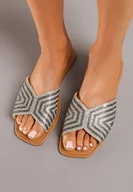 Klapki i japonki damskie - Srebrne Płaskie Klapki z Imitacji Skóry z Szerokim Paskiem Ozdobione Cyrkoniami Landira - miniaturka - grafika 1