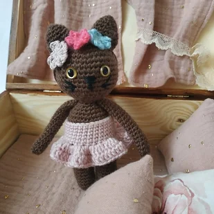 Kotek w ubranku w drewnianej skrzyneczce z akcesoriami OD RĘKI - Maskotki i pluszaki Kotek w ubranku w drewnianej skrzyneczce z akcesoriami OD RĘKI - Maskotki i pluszaki - miniaturka - grafika 1