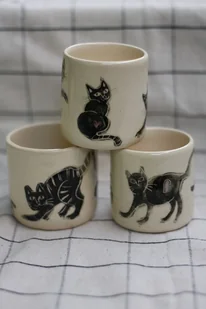 Czarka w koty, ceramika ręcznie robiona, zabawne kotki - Kubki - miniaturka - grafika 1