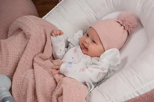 Czapka bambusowa niemowlęca na zimę LOLO z pomponem pudrowy róż - Czapki dla dzieci Czapka bambusowa niemowlęca na zimę LOLO z pomponem pudrowy róż - Czapki dla dzieci - miniaturka - grafika 1