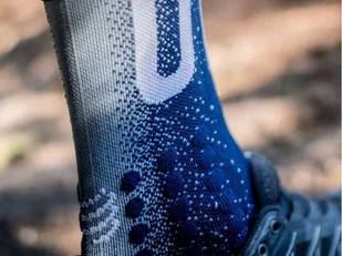 COMPRESSPORT Skarpetki do biegania długie ProRacing Socks v3.0 ULTRA TRAIL UTMB 2020 niebieskie - Skarpetki sportowe męskie - miniaturka - grafika 3
