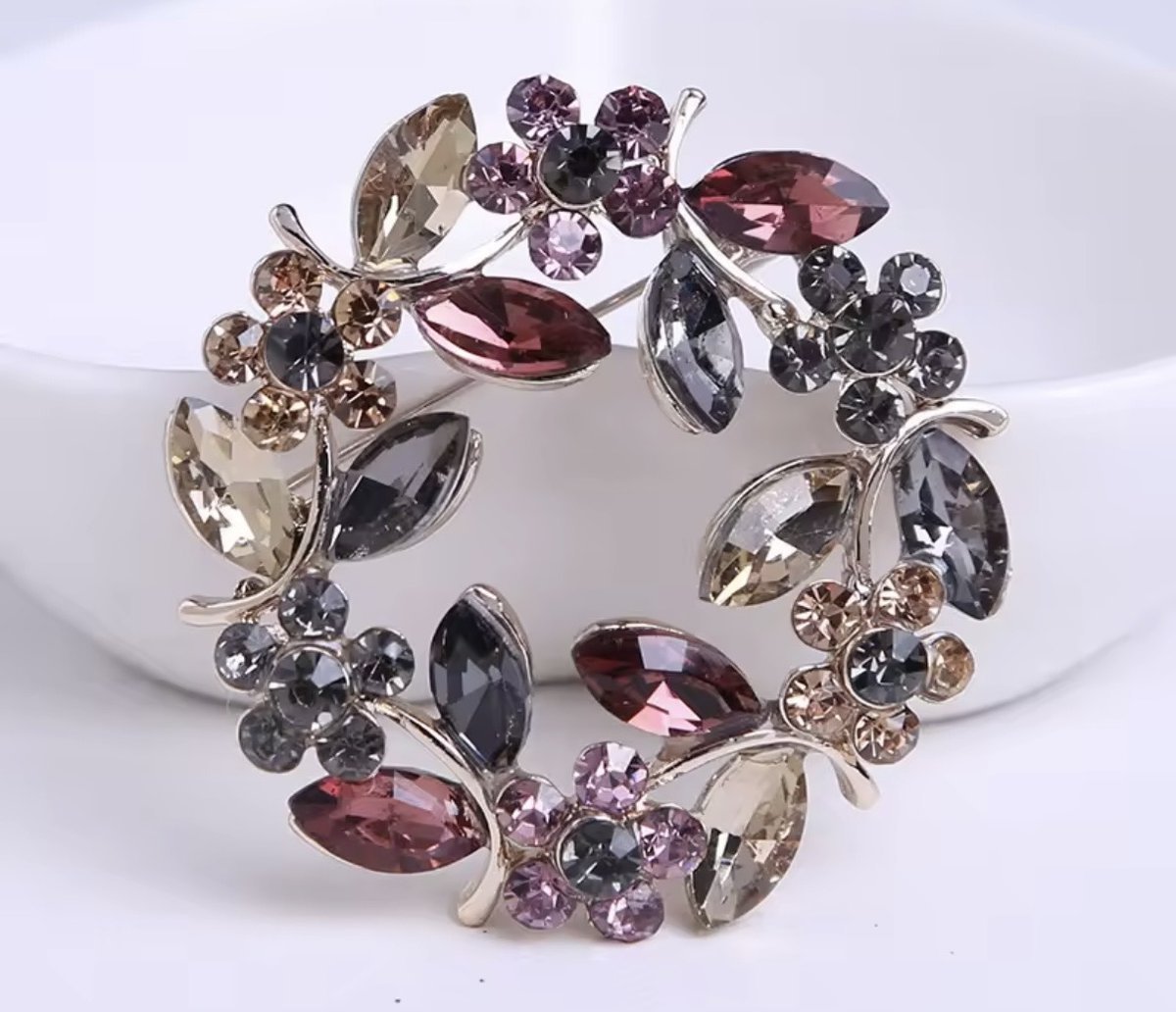 Rosé Nocturne elegancka broszka Crystal Garden