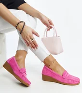 Mokasyny damskie - Ciemnoróżowe zamszowe mokasyny na koturnie Sakena-38 - miniaturka - grafika 1