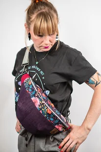 Nerka z korka w kolorze fioletu w różowe kwiaty FIOLETOWE POLE KWIATÓW - Nerki Nerka z korka w kolorze fioletu w różowe kwiaty FIOLETOWE POLE KWIATÓW - Nerki - miniaturka - grafika 1