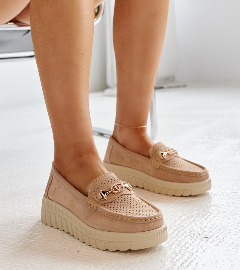 Beżowe skórzane półbuty z ozdobną klamerką Taija-40