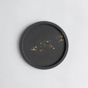 Dekoracje domu - Taca dekoracyjna okrągła z rantem czarna ze złoceniem 2szt. - miniaturka - grafika 1