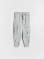 Spodnie i spodenki dla chłopców - Reserved - Joggery z kieszeniami - jasnoszary - miniaturka - grafika 1