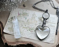 Naszyjniki - Długi naszyjnik z sercem - miniaturka - grafika 1