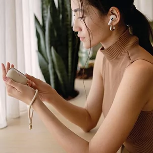 UNIQ etui Coehl Haven AirPods Pro 2 (2022/2023) ciemnoniebieski/sapphire blue - Akcesoria do słuchawek - miniaturka - grafika 3