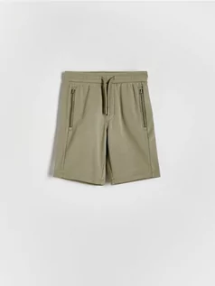 Spodnie i spodenki dla chłopców - Reserved - Bawełniane szorty z kieszeniami - ciemnozielony - grafika 1